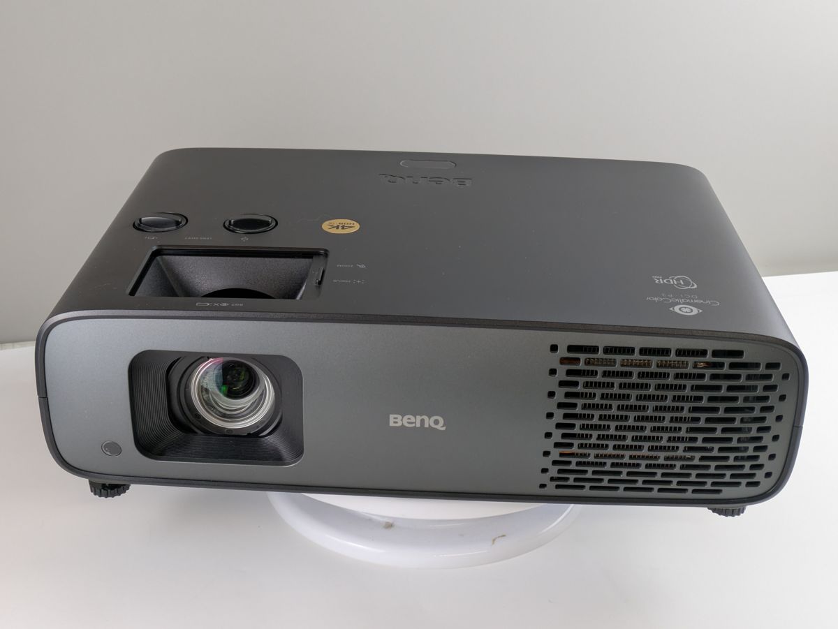 Front three-quarter view of the BenQ W4100i